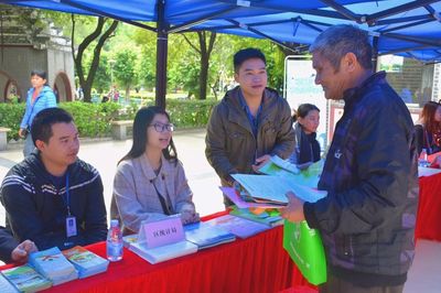 清城區(qū)統(tǒng)計(jì)局積極參與2017年‘12.4’國家憲法日暨全國法制宣傳法律咨詢活動，提供專業(yè)社會經(jīng)濟(jì)咨詢服務(wù)