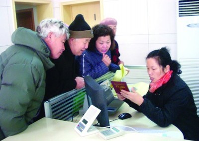 城鄉(xiāng)居民養(yǎng)老保險(xiǎn)登記首日迎熱潮，市內(nèi)四區(qū)兩千老人踴躍參保